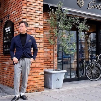 Black Turtleneck Warm Weather Outfits For Men: A black turtleneck and grey wool chinos have become a go-to combination for many sartorial-savvy gentlemen. Infuse this look with a hint of polish with a pair of black leather loafers.