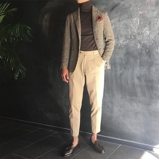 Tan Houndstooth Blazer Outfits For Men: A tan houndstooth blazer and khaki chinos make for the perfect base for a myriad of on-trend ensembles. For maximum style, add a pair of dark brown leather tassel loafers to this look.