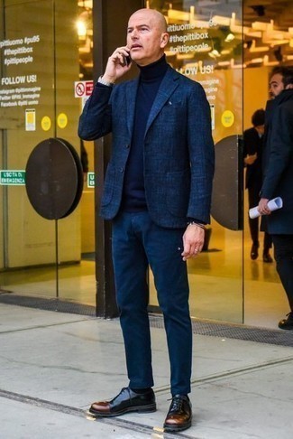 Navy Wool Blazer Outfits For Men: Perfect the casually sleek getup by opting for a navy wool blazer and navy chinos. And it's a wonder what dark brown leather oxford shoes can do for the getup.