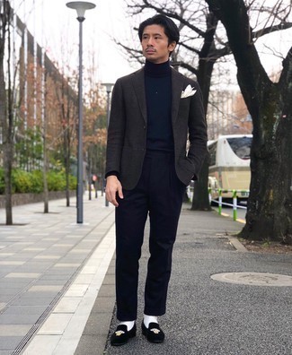 Navy Turtleneck Outfits For Men: Go for truly elegant style with a navy turtleneck and navy dress pants. If not sure about the footwear, complete this ensemble with a pair of black embroidered velvet loafers.
