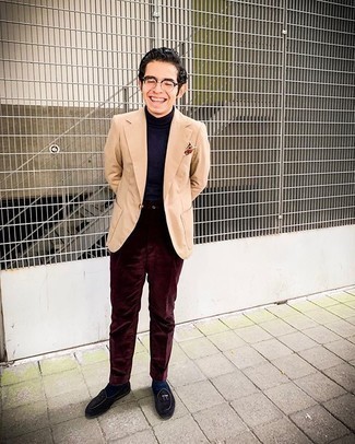 Burgundy Dress Pants Outfits For Men: This refined combination of a tan blazer and burgundy dress pants is a must-try look for any modern guy. A pair of navy velvet loafers looks perfectly at home with this ensemble.