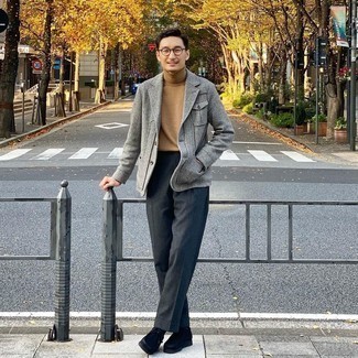 Grey Herringbone Wool Blazer Outfits For Men: Marrying a grey herringbone wool blazer and charcoal dress pants is a surefire way to infuse sophistication into your styling rotation. Rounding off with black suede desert boots is a surefire way to add a fun vibe to your ensemble.