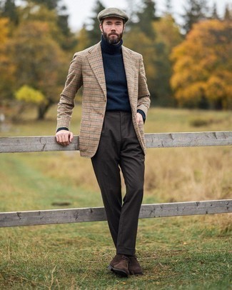 Olive Flat Cap Outfits For Men: A tan houndstooth blazer and an olive flat cap will add extra style to your day-to-day off-duty routine. You know how to dress it up: dark brown suede desert boots.
