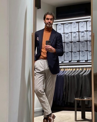 Navy Blazer Warm Weather Outfits For Men: Marrying a navy blazer and grey dress pants will hallmark your sartorial expertise. If you don't know how to finish off, a pair of brown leather loafers is a winning option.
