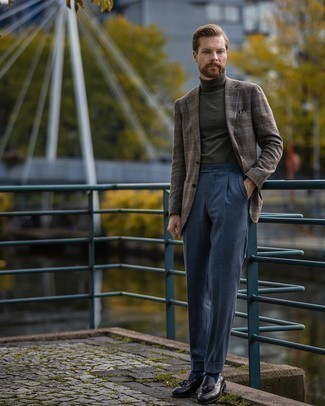 Olive Turtleneck Outfits For Men: An olive turtleneck and navy dress pants are a refined outfit that every modern man should have in his sartorial collection. When in doubt about the footwear, stick to black leather tassel loafers.