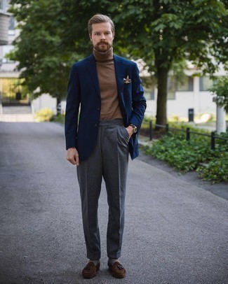 Tan Print Pocket Square Outfits: You'll be amazed at how easy it is for any guy to throw together a casual street style look like this. Just a navy blazer teamed with a tan print pocket square. Dark brown suede tassel loafers will infuse a hint of class into an otherwise straightforward outfit.