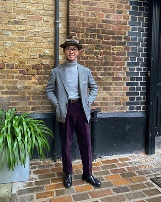Men's Outfits 2021: A grey wool blazer and violet corduroy dress pants are among the key pieces of any gent's wardrobe. The whole ensemble comes together brilliantly when you opt for black leather tassel loafers.