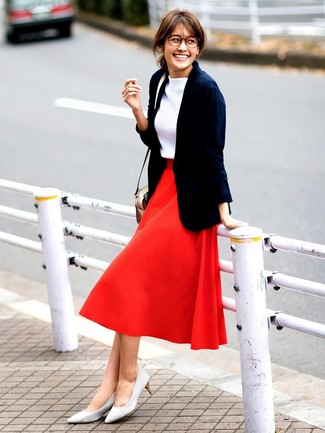 Red Full Skirt Outfits: This outfit with a navy blazer and a red full skirt isn't super hard to pull off and easy to adapt. With shoes, you can follow a more classic route with a pair of grey suede pumps.
