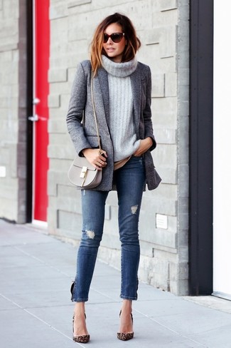 Grey Leather Crossbody Bag Outfits: Marrying a grey wool blazer with a grey leather crossbody bag is an awesome pick for an off-duty but seriously stylish getup. And if you wish to effortlessly kick up this outfit with one single piece, complete this look with tan leopard suede pumps.
