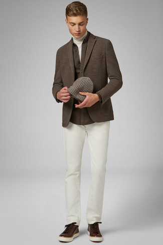 Brown Knit Blazer Outfits For Men: A brown knit blazer and white chinos are among those wear-anywhere-anytime pieces that have become the key elements in our wardrobes. Take your ensemble down a more relaxed path by wearing dark brown leather low top sneakers.