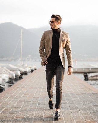 Charcoal Skinny Jeans Outfits For Men: A tan blazer and charcoal skinny jeans make for the ultimate laid-back style for today's gent. Here's how to spruce up this look: black leather tassel loafers.