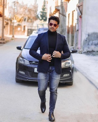 Navy Skinny Jeans Outfits For Men: A navy blazer and navy skinny jeans are a good pairing to take you throughout the day. And if you want to effortlessly dress up your look with a pair of shoes, why not complement this outfit with a pair of black leather chelsea boots?