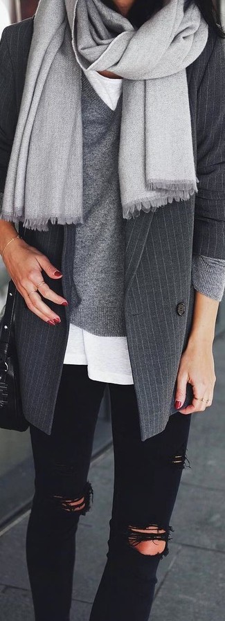 Grey V-neck Sweater with Black Skinny Jeans Outfits: This off-duty combination of a grey v-neck sweater and black skinny jeans is a lifesaver when you need to look stylish but have no extra time to dress up.