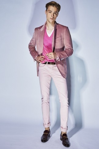 You're looking at the solid proof that a pink velvet blazer and pink chinos are amazing when paired together. To add a bit of fanciness to this ensemble, round off with a pair of dark brown leather loafers.