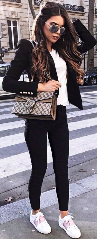 Black Skinny Jeans Outfits: This relaxed casual combo of a black blazer and black skinny jeans can take on different nuances according to how you style it. If you want to break out of the mold a little, add a pair of white leather low top sneakers to the mix.