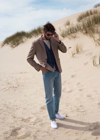 Black Sunglasses Warm Weather Outfits For Men: Perfect off-duty menswear by opting for a brown blazer and black sunglasses. And if you need to instantly amp up your getup with a pair of shoes, why not round off with a pair of white canvas low top sneakers?