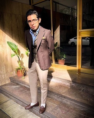 Beige Dress Pants Outfits For Men: A brown blazer and beige dress pants are essential in any guy's closet. All you need now is a pair of brown woven leather loafers to complete this look.
