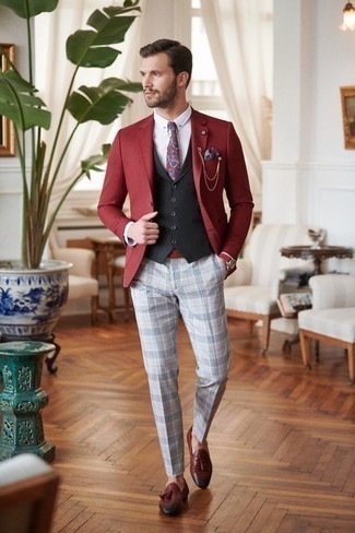 Burgundy Paisley Tie Outfits For Men: Team a burgundy blazer with a burgundy paisley tie to ooze elegance and refinement. If in doubt about the footwear, go with burgundy leather tassel loafers.