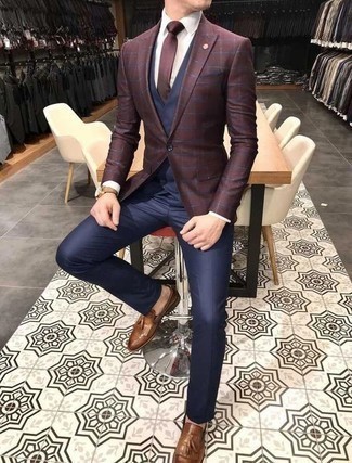 Burgundy Tie Outfits For Men: Pair a burgundy check blazer with a burgundy tie for sophisticated style with a modern take. When not sure as to what to wear when it comes to footwear, go with brown leather tassel loafers.