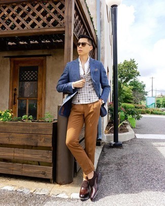Tobacco Watch Outfits For Men: Fashionable and practical, this combination of a blue blazer and a tobacco watch provides with variety. Here's how to dial it up: dark brown leather monks.