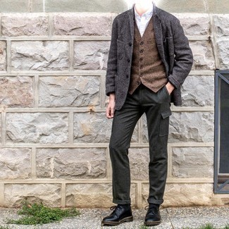 Dark Green Wool Cargo Pants Outfits: A charcoal wool blazer and dark green wool cargo pants are a combination that every sartorially savvy gentleman should have in his casual routine. For something more on the classier end to complement this ensemble, introduce a pair of black leather derby shoes to your look.