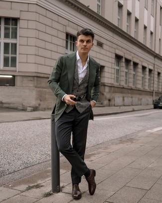 Olive Blazer Outfits For Men: Loving the way this combination of an olive blazer and charcoal dress pants instantly makes any guy look elegant and smart. A pair of dark brown leather oxford shoes is a wonderful idea to complement your look.