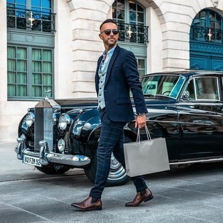 Navy Sunglasses Outfits For Men: Marrying a navy blazer with navy sunglasses is a great pick for a laid-back but dapper getup. You can get a little creative when it comes to footwear and complement this ensemble with dark brown leather chelsea boots.