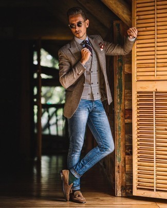 Brown Wool Blazer Outfits For Men: This getup suggests it pays to invest in such menswear items as a brown wool blazer and blue jeans. Why not add brown suede tassel loafers for an extra dose of elegance?
