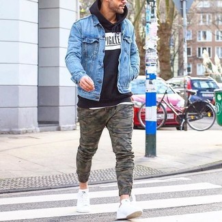 Olive Camouflage Sweatpants Outfits For Men: Pair a blue denim jacket with olive camouflage sweatpants for relaxed dressing with a clear fashion twist. White low top sneakers tie the look together.