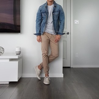 Khaki Jeans Outfits For Men: No matter where the day takes you, you'll be stylishly prepared in this casual pairing of a blue denim jacket and khaki jeans. If you're on the fence about how to finish, a pair of beige canvas low top sneakers is a great choice.