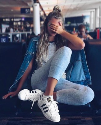 White Leather Low Top Sneakers Outfits For Women: Why not marry a blue denim jacket with grey sweatpants? As well as very comfy, both of these pieces look nice when combined together. A pair of white leather low top sneakers immediately dials up the fashion factor of this outfit.