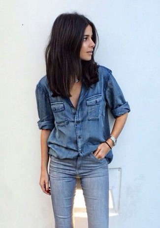Light Blue Skinny Jeans Outfits: This combo of a blue denim shirt and light blue skinny jeans is the ideal balance between practical and stylish.