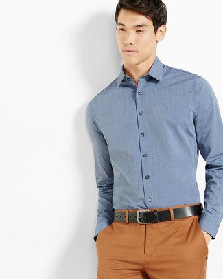 Tobacco Chinos Smart Casual Summer Outfits In Their 20s: This combo of a blue dress shirt and tobacco chinos looks classy, but in a fresh kind of way. Come blazing hot sunny days you want to feel fresh and dapper –– this ensemble is just what you need. A safe bet getup proper for 20-year-olds who like to dress more elegantly.
