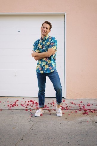Navy Floral Short Sleeve Shirt Outfits For Men: A navy floral short sleeve shirt and blue jeans are must-have menswear essentials if you're crafting an off-duty wardrobe that matches up to the highest sartorial standards. A pair of beige canvas low top sneakers integrates perfectly within a ton of outfits.
