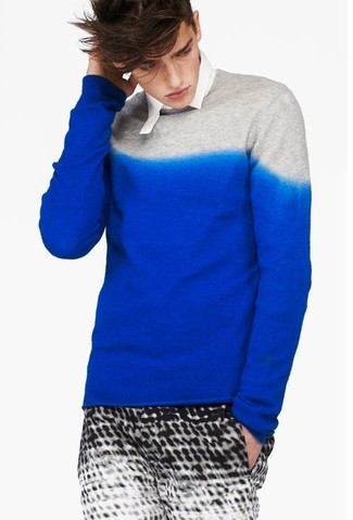 Blue Ombre Crew-neck Sweater Outfits For Men: A blue ombre crew-neck sweater and white and black print shorts are absolute menswear staples that will integrate really well within your day-to-day off-duty fashion mix.
