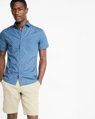Blue Print Short Sleeve Shirt Outfits For Men: Rock a blue print short sleeve shirt with beige shorts if you seek to look cool and relaxed without putting in too much time.