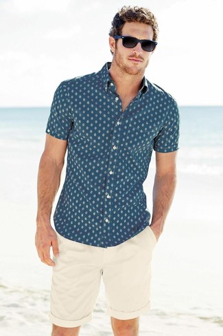 Blue Print Short Sleeve Shirt Outfits For Men: A blue print short sleeve shirt and beige shorts will allow you to demonstrate your fashionable self.