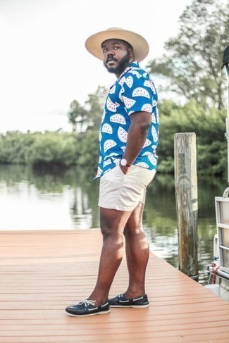 Black Leather Boat Shoes Outfits: The ideal foundation for off-duty style? A blue print short sleeve shirt with beige shorts. If you're clueless about how to finish, introduce a pair of black leather boat shoes to this look.
