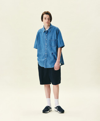 Blue Denim Short Sleeve Shirt Outfits For Men: Pairing a blue denim short sleeve shirt with black shorts is an on-point idea for a casual outfit. A pair of navy and white athletic shoes effortlessly turns up the wow factor of your ensemble.