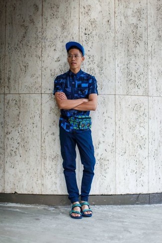 Blue Geometric Short Sleeve Shirt Outfits For Men: If it's comfort and practicality that you appreciate in an outfit, choose a blue geometric short sleeve shirt and blue cargo pants. Mint leather sandals are an easy way to bring a dose of stylish effortlessness to this look.