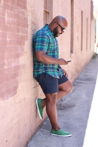 Navy Plaid Short Sleeve Shirt Outfits For Men: Why not marry a navy plaid short sleeve shirt with navy shorts? As well as very comfortable, both pieces look awesome worn together. Got bored with this ensemble? Enter a pair of green leather loafers to jazz things up.