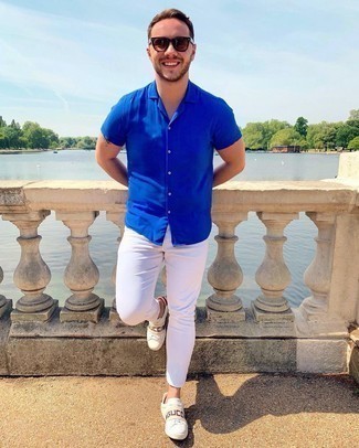 White Skinny Jeans Outfits For Men: For an on-trend ensemble without the need to sacrifice on practicality, we turn to this pairing of a blue short sleeve shirt and white skinny jeans. Complete this look with a pair of white print leather low top sneakers et voila, your look is complete.