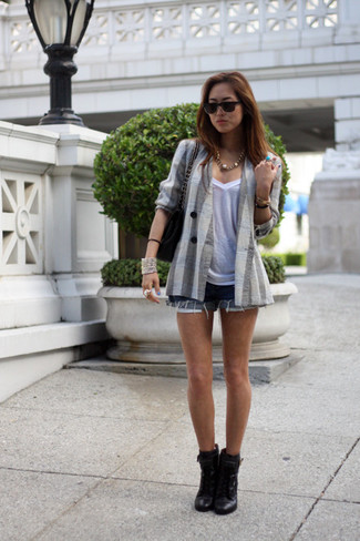 Grey Vertical Striped Blazer Outfits For Women: 