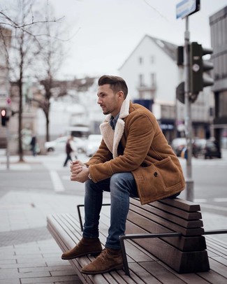 Men's Brown Suede Casual Boots, Blue Skinny Jeans, Blue Denim Shirt, Tobacco Shearling Coat