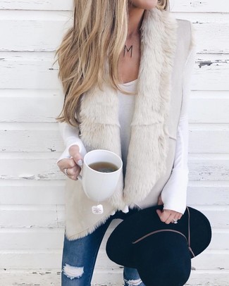 Beige Shearling Vest Outfits: 