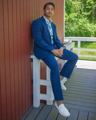 White Leather Driving Shoes Outfits For Men: Pairing a blue suit and a white floral short sleeve shirt is a guaranteed way to inject your closet with some rugged refinement. On the fence about how to finish? Introduce a pair of white leather driving shoes to this outfit for a more casual feel.