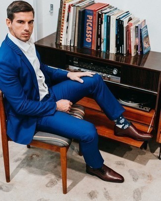 Blue Suit Outfits: Opt for a blue suit and a white short sleeve shirt if you're going for a clean, sharp look. Rev up the formality of your ensemble a bit by finishing off with brown leather oxford shoes.
