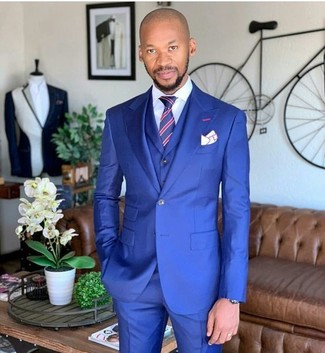 Red and Navy Vertical Striped Tie Outfits For Men: Marrying a blue three piece suit and a red and navy vertical striped tie is a fail-safe way to inject your styling lineup with some rugged elegance.