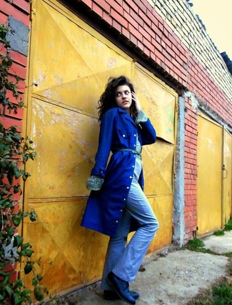 Desert Boots Smart Casual Spring Outfits For Women: Choose a blue trenchcoat and light blue flare jeans to achieve new heights in your off-duty fashion game. Here's how to tone it down: desert boots. This ensemble is a great idea when spring comes.