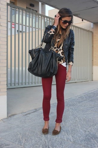 Burgundy Skinny Jeans Outfits: This casual combo of a black leather bomber jacket and burgundy skinny jeans takes on different moods depending on the way you style it. Finishing with brown suede tassel loafers is a fail-safe way to inject a dose of class into your look.